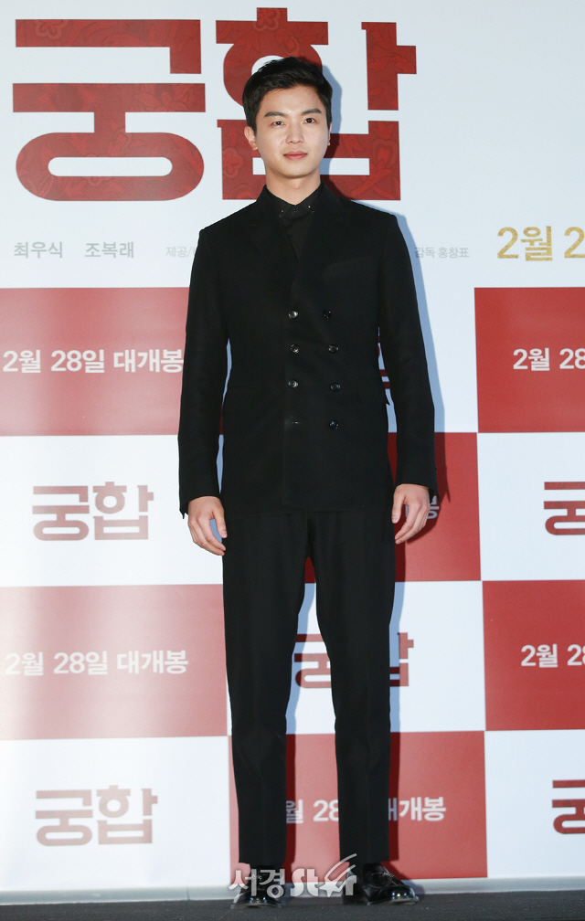 배우 연우진이 21일 오후 서울 용산구 CGV 용산아이파크몰에서 열린 영화 ‘궁합’ 언론시사회에 참석해 포토타임을 갖고 있다.