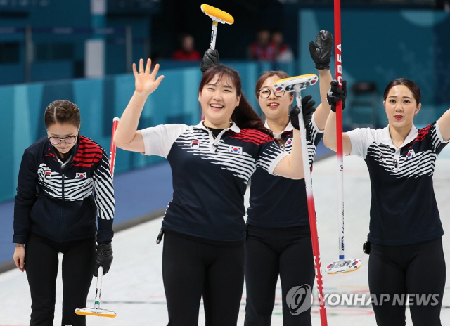 여자 컬링 대표팀, 덴마크에 9-3 압승…예선 8승 1패 ‘1위’