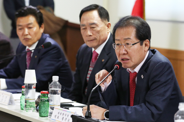 홍준표 자유한국당 대표가 21일 오후 서울 중구 한국외식업중앙회를 방문해 인사말하고 있다./연합뉴스