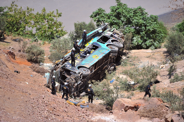 페루 남부 아레키파주 오코냐 다리 근처에서 21일(현지시간) 협곡 아래로 추락한 버스를 구조대원들이 살피고 있다.   /아레키파주=로이터연합뉴스