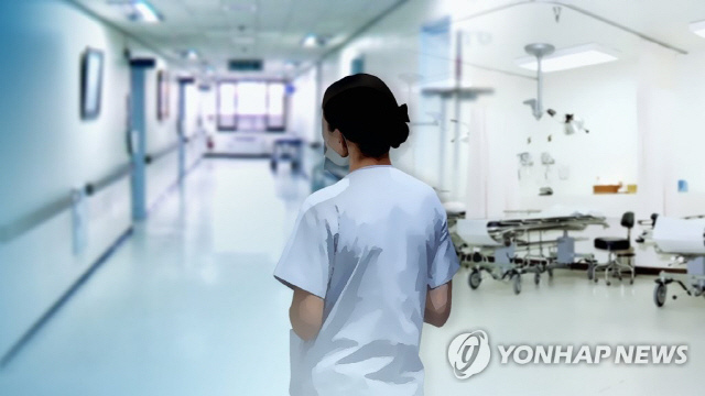 병원 내 가혹 행위를 견디지 못해 투신했다는 의혹이 제기된 간호사의 유족과 남자친구가 경찰 조사를 받았다./ 연합뉴스