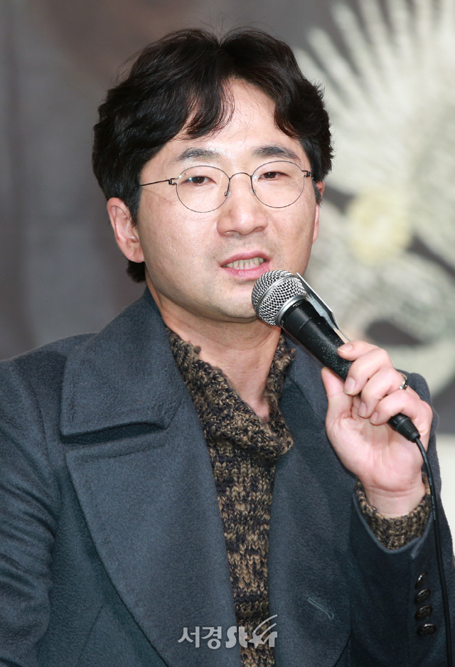 김상휘 감독이 22일 오후 서울 영등포구 타임스퀘어 아모리스홀에서 열린 KBS2 새 일일드라마 ‘인형의 집’ 제작발표회에 참석해 인사말을 하고 있다.