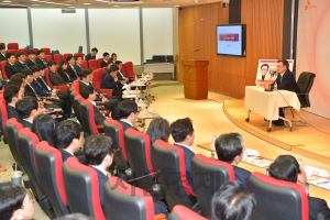 장동현 SK(주) 사장이 지난해 3월 열린 신입사원 교육 수료식에서 신입사원들과 대화하고 있다./사진제공=SK(주) C&C