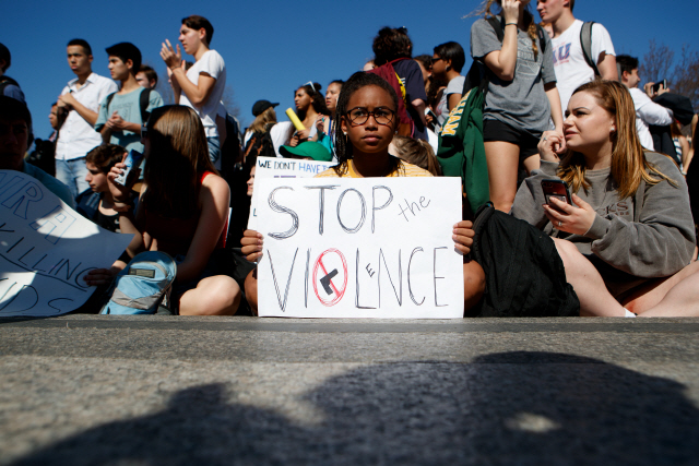 21일(현지시간) 미국 워싱턴DC 내 고등학교 학생들이 백악관 앞에서 ‘총기규제 강화’를 요구하는 시위를 벌이고 있다. /워싱턴DC=신화연합뉴스