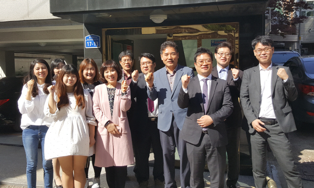 프라임카고의 서울본사 임직원들이 화이팅을 외치고 있다. /사진제공=프라임카고