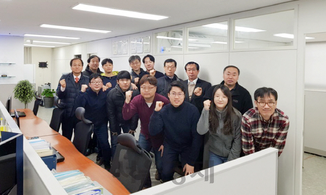서울 양재동 라온즈 본사 사무실에서 임직원들이 화이팅을 외치고 있다. /사진제공=라온즈