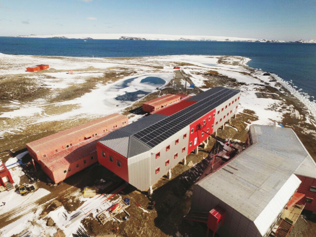 남극세종기지에 설치된 에이비엠그린텍의 BIPV시스템. /사진제공=에이비엠그린텍
