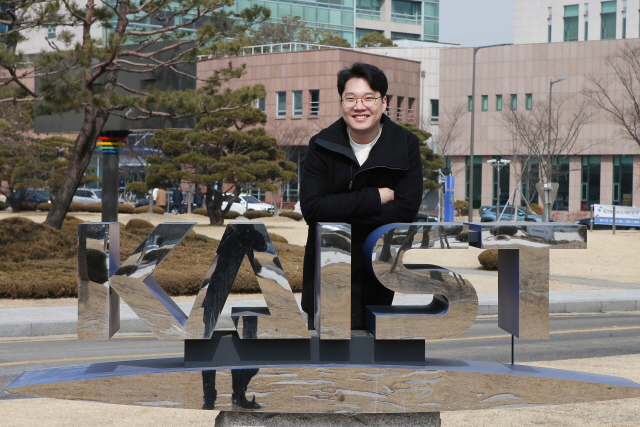 23일 KAIST에서 박사 학위를 받는 오태현씨가 교내에서 활짝 웃고 있다. /사진제공=KAIST