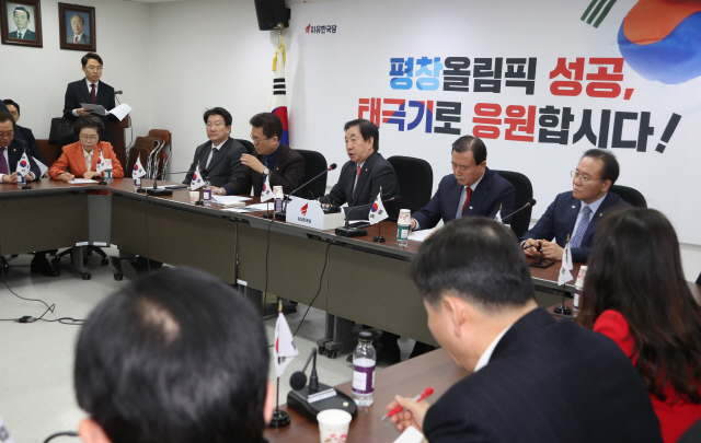 김성태(가운데) 자유한국당 원내대표가 22일 국회에서 열린 원내대책회의에서 발언하고 있다./연합뉴스