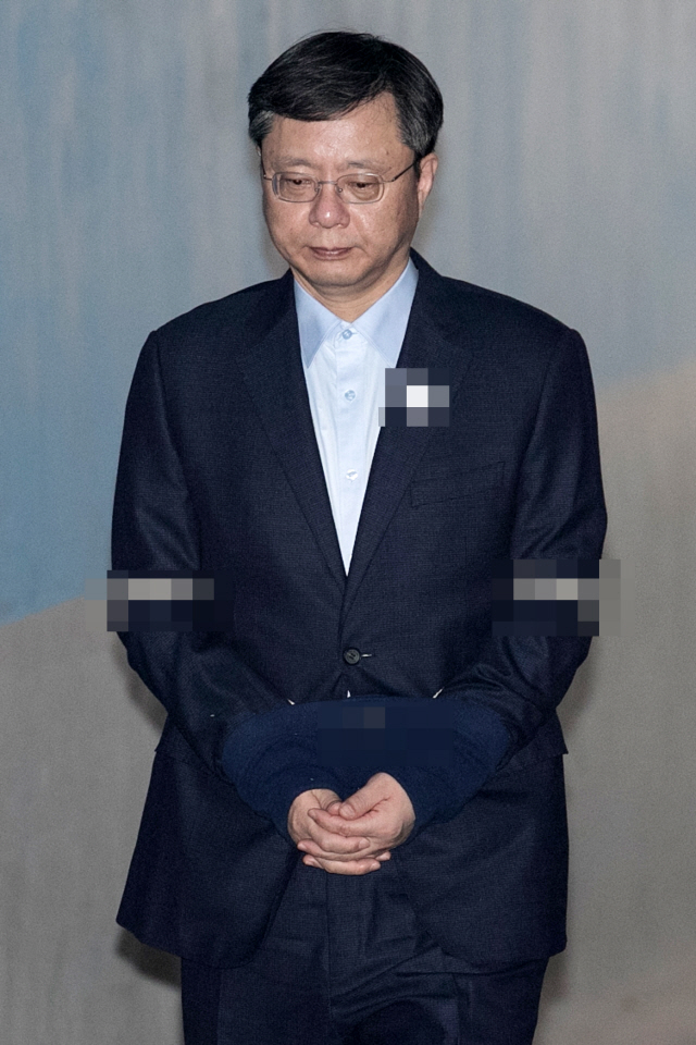 우병우 전 청와대 민정수석이 22일 서울중앙지법에 들어서고 있다.        /연합뉴스