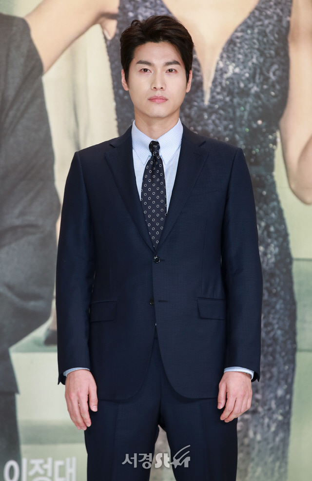 배우 이은형이 22일 오후 서울 영등포구 타임스퀘어 아모리스홀에서 열린 KBS2 새 일일드라마 ‘인형의 집’ 제작발표회에 참석해 포토타임을 갖고 있다.