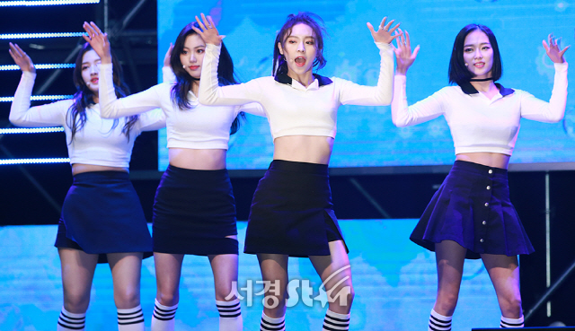 CLC가 22일 오후 서울 용산구 블루스퀘어 아이마켓홀에서 열린 씨엘씨(CLC)의 일곱 번째 미니앨범 ‘블랙 드레스(BLACK DRESS)’ 발매기념 쇼케이스에 참석해 무대를 선보이고 있다.