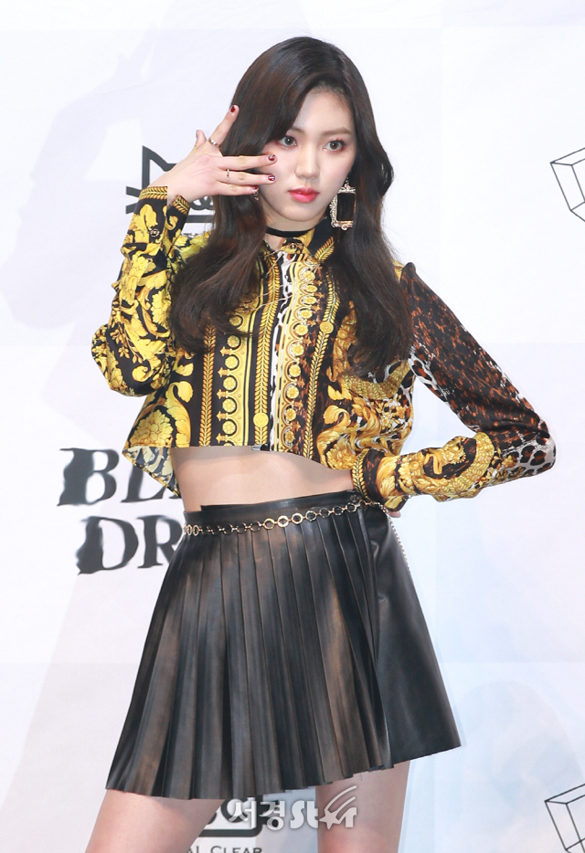 CLC 권은빈이 22일 오후 서울 용산구 블루스퀘어 아이마켓홀에서 열린 씨엘씨(CLC)의 일곱 번째 미니앨범 ‘블랙 드레스(BLACK DRESS)’ 발매기념 쇼케이스에 참석해 포토타임을 갖고 있다.