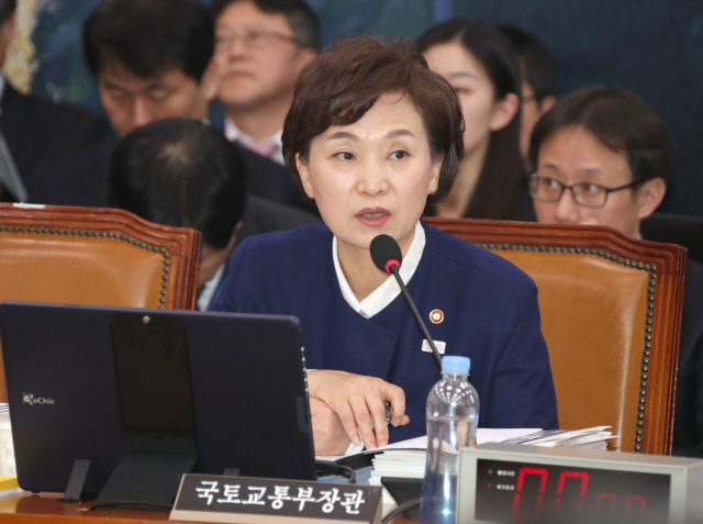김현미 국토교통부 장관이 22일 국회에서 열린 국토교통위원회 전체회의에서 의원들의 질의에 답변하고 있다. /연합뉴스