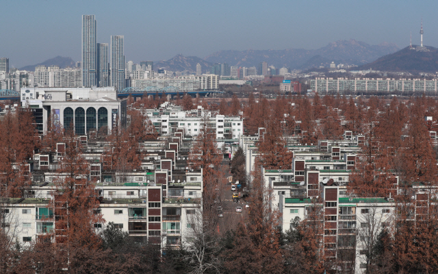 23일 부동산114 조사에 따르면 이번주 서울 재건축 대상 아파트의 가격 상승률은 0.15%로 전주(0.78%)보다 크게 줄어들은 것으로 나타났다./ 연합뉴스