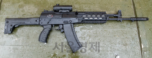 러시아가 전방 등 정예부대에 보급하기 시작한 AK-12 소총. 가격 대비 성능이 높고 화력도 크게 강해진 것으로 알려졌다. 최정예 특수부대에는 이보다 훨씬 비싼 A545 소총이 지급될 예정이다.