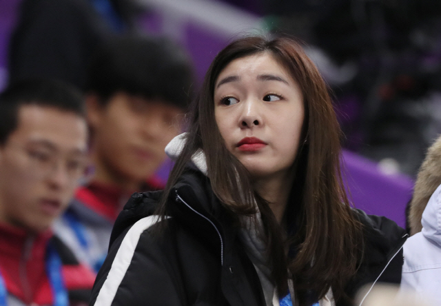 김연아가 23일 평창올림픽 피겨 여자 싱글 프리스케이팅 경기를 관람하고 있다./강릉=연합뉴스