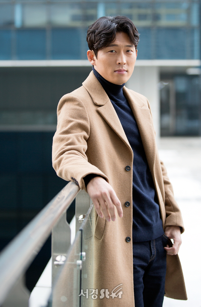 배우 고준이 23일 오전 서울 영등포구 모처에서 서경스타와의 인터뷰에 앞서 포토타임을 갖고 있다.