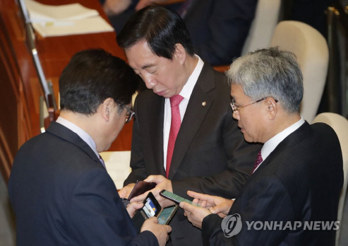 여·야 3당 원내대표가 20일 오후 열린 국회 본회의에서 휴대전화를 맞든 채 대화하고 있다. 왼쪽부터 더불어민주당 우원식, 자유한국당 김성태, 바른미래당 김동철 원내대표./연합뉴스