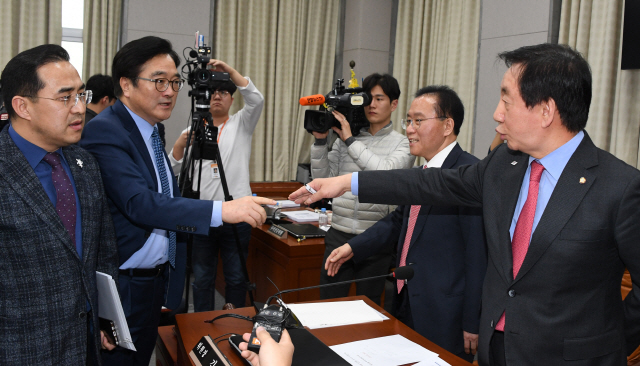 우원식(왼쪽 두번째) 더불어민주당 원내대표와 김성태(오른쪽) 자유한국당 원내대표가 23일 오후 국회에서 열린 운영위원회 전체회의에서 김영철 북한 노동당 중앙위원회 부위원장 겸 통일전선부장의 방남 관련 긴급 현안질의를 위한 임종석 청와대 비서실장의 국회 출석 여부를 놓고 파행을 설전을 벌이고 있다./연합뉴스