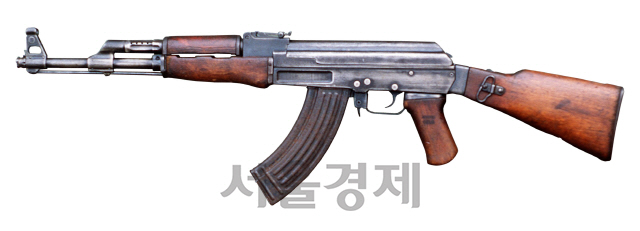 1946년부터 시제품이 생산된 AK-47 소총. 러시아군이 신형 AK 시리즈 배치를 시작해 100년 이상 현역으로 군림할 것으로 전망된다. 얼마나 많이 보급됐는지 역사를 통틀어 사람을 가장 많이 죽인 무기로 통한다.