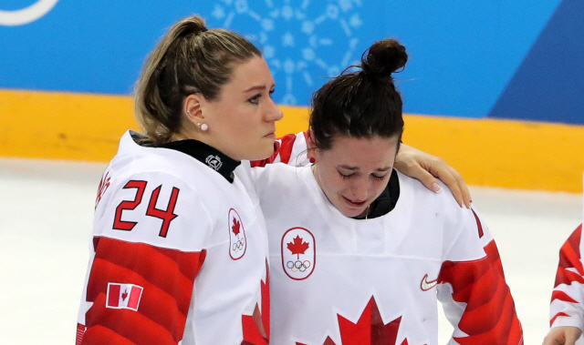 지난 22일 오후 강원도 강릉하키센터에서 열린 2018 평창동계올림픽 여자 아이스하키 결승전에서 승부치기 끝에 패배한 캐나다 팀 선수들이 울고 있다./연합뉴스