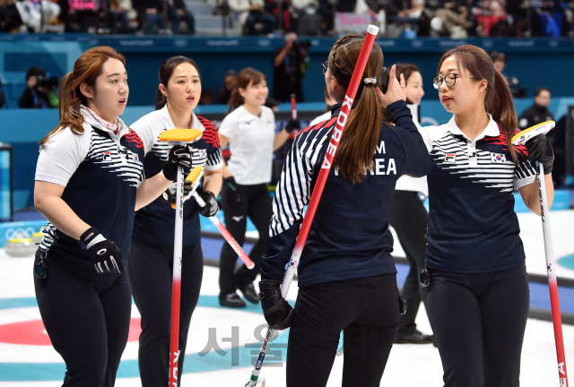 23일 강릉 컬린센터에서 열린 일본과의 준결승 경기에서 한국선수들이 하이파이브를 하고 있다./강릉=권욱기자