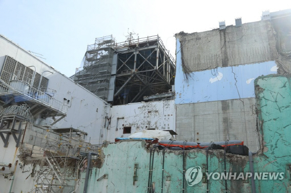 사고의 흔적이 그대로 남아있는 후쿠시마(福島) 제1원전의 원자로 건물 외부 모습./연합뉴스