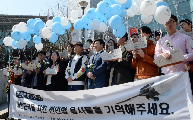 2015년 5월 25일 서울역 광장에서 열린 ‘리멤버(Remember) 3.26 천안함 46용사’ 추모 5주기 행사에서 참가자들이 추모 노래를 부르고 있다./서울경제DB