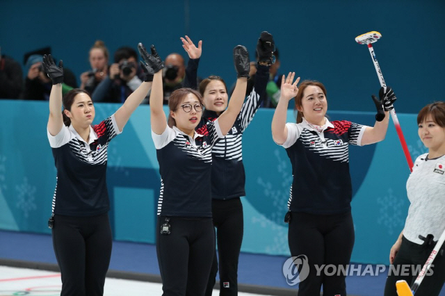여자 컬링, 연장 끝에 일본 꺾고 결승 진출…은메달 확보