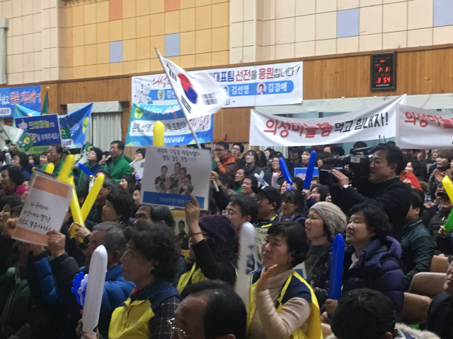 23일 경북 의성군 의성여고에 모인 주민들이 컬링 대표팀을 응원하고 있다.