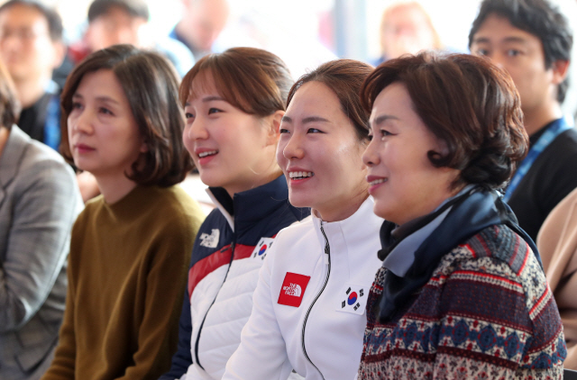 ‘P&G 2018 땡큐 맘 어워드’에 나란히 어머니와 참석한 스피드스케이팅 이상화(오른쪽 두번째부터)와 쇼트트랙 박승희.  /연합뉴스