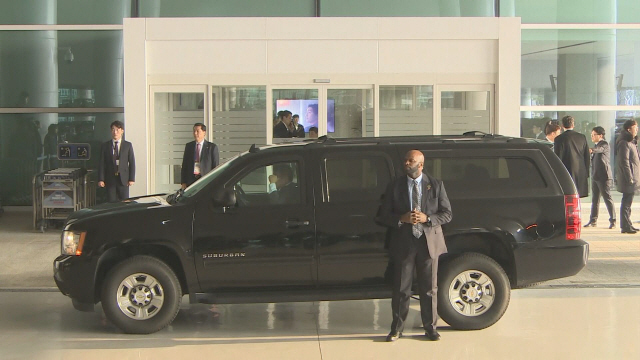 23일 방한한 이방카 트럼프 백악관 보좌관이 GM 차량의 서버번을 이용해 눈길을 끌었다./사진=연합뉴스