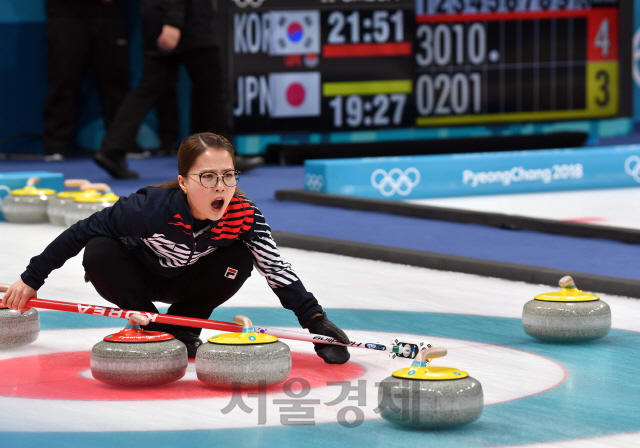 23일 강릉 컬린센터에서 열린 일본과의 준결승 경기에서 김은정선수가 심각한 표정을 짓고 있다./강릉=권욱기자