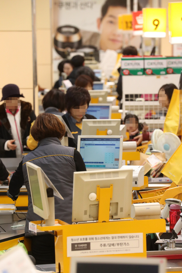 이마트 서울 성수점에서 고객들이 구매품을 계산하고 있다. /사진제공=이마트