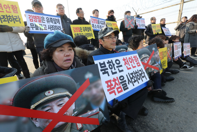 천안함 유족들이 25일 오전 파주 통일대교 남단에서 김영철 방남 반대 농성을 하고 있다./연합뉴스