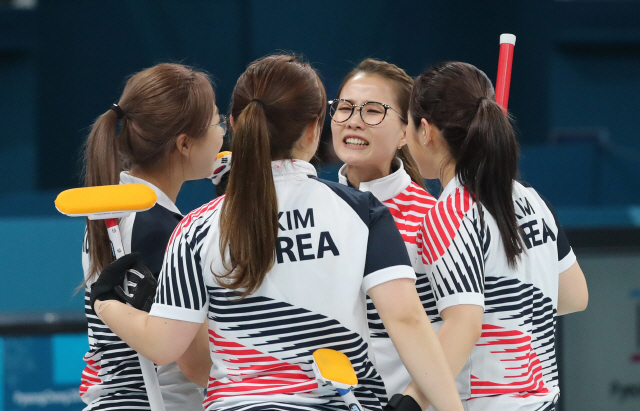 2018평창올림픽 컬링 여자 결승에서 은메달을 차지한 한국 대표팀이 경기를 마치고 포옹하고 있다. /연합뉴스