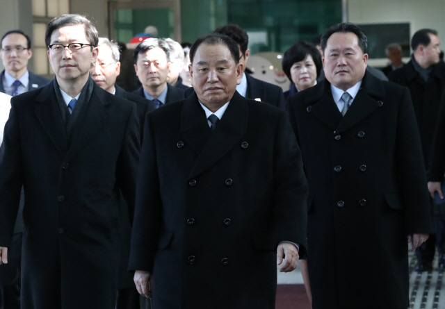 평창동계올림픽 폐회식 참석차 남측을 방문한 김영철 북한 노동당 중앙위원회 부위원장(가운데)과 리선권 조국평화통일위원회 위원장(오른쪽) 등 북한 고위급대표단이 25일 오전 파주 남북출입사무소(CIQ)에 도착해 천해성 통일부 차관(왼쪽)의 안내를 받으며 이동하고 있다./연합뉴스