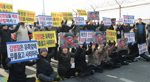 천안함 유족들이 25일 오전 파주 통일대교 남단에서 김영철 방남 반대 농성을 하고 있다./연합뉴스