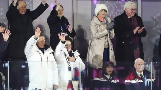 2018 평창동계올림픽 개막식에서 문재인 대통령 내외가 VIP박스에서 선수들을 향해 손을 흔들고 있다. /연합뉴스