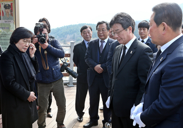 (오른쪽부터) 박주선·유승민 바른미래당 공동대표가 25일 오후 국립 대전현충원을 찾아 천안함 피격으로 숨진 ‘46용사’를 참배한 뒤 유족과 인사를 나누고 있다./연합뉴스