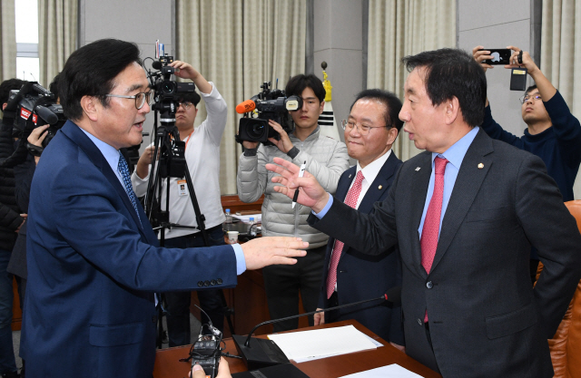 우원식(왼쪽) 더불어민주당 원내대표와 김성태(오른쪽) 자유한국당 원내대표가 지난 23일 국회 운영위원회에서 김영철 방남과 임종석 비서실장의 국회 출석 여부를 놓고 설전을 벌이고 있다. /연합뉴스