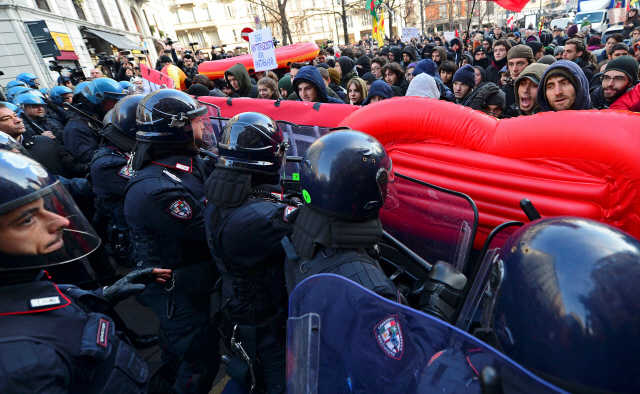 24일(현지시간) 이탈리아 밀라노에 시위대가 경찰과 저지선을 놓고 대립하고 있다. /밀라노=로이터연합뉴스