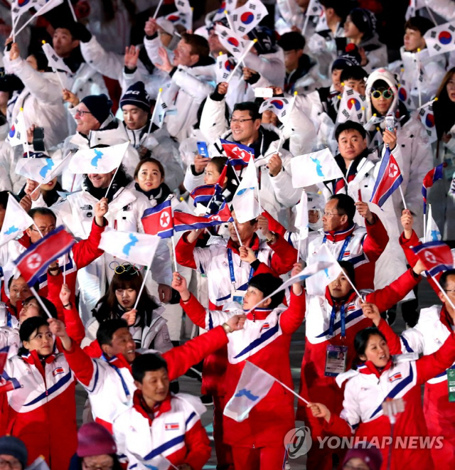 남북 선수들, 태극기·인공기·한반도기 흔들며 함께 입장