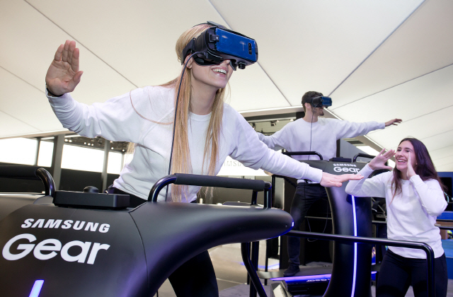 모바일 전시회 ‘모바일 월드 콩그레스(MWC) 2018’ 개막을 이틀 앞둔 24일(현지시간) 삼성전자 전시장에서 모델들이 ‘기어 VR’을 체험하고 있다.  /사진제공=삼성전자