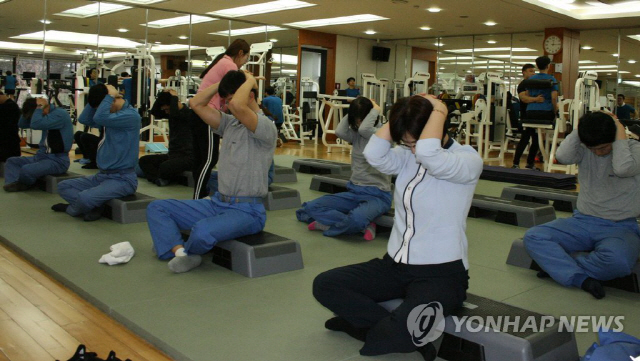 ‘스마트폰 때문에’ 일자목증후군 환자 30만명 증가 ‘50대’ 가 가장 많아…