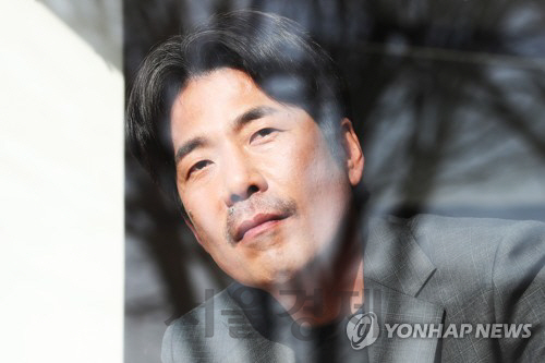 [연일 터지는 문화계 성추문] 오달수 '사실 아니다' 해명에 '여관에서 성폭행, 피해자 더 있다' 추가 폭로