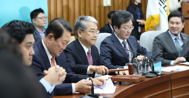 박주선(왼쪽에서 두번째) 바른미래당 공동대표가 26일 오전 국회에서 열린 의원총회에 참석해 회의 자료를 보고 있다./연합뉴스 금지.>