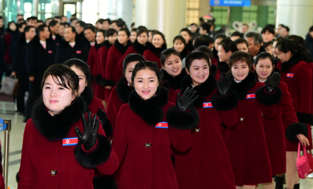 26일 오전 경기도 파주 도라산 남북출입사무소(CIQ)에서 북한 응원단이 손을 흔들며 출경하고 있다. /사진공동취재단