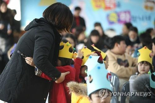 초등학교 1학년 입학생을 둔 학부모 근로자가 하루 1시간 단축근무를 하면 사업주에게 임금감소액 보전을 위해 월 최대 44만이 지원된다./연합뉴스